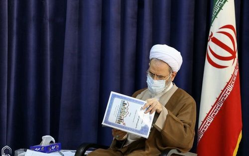 رسالة مهمّة بعثها «٣٥» أستاذاً من الأساتذة المبرّزين والمدراء العلميين في البلاد إلى آية الله أعرافي