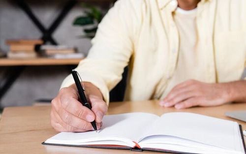 الإعلان عن امتيازات جميع دروس الفقه المعاصر لسنة (١٤۰٢ش – ٢۰٢٣م)